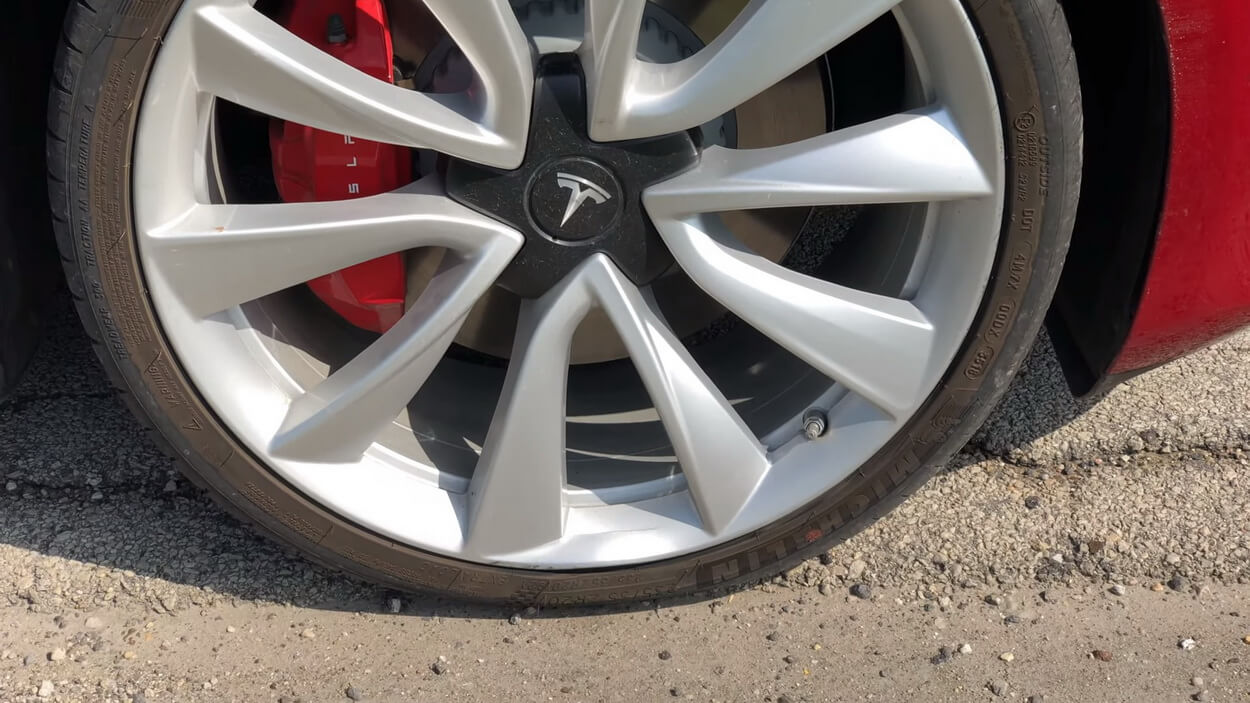 Замена колеса на Tesla Model 3 будет стоить вам….. Сколько стоит замена колес для автомобилей Tesla.. Фото.