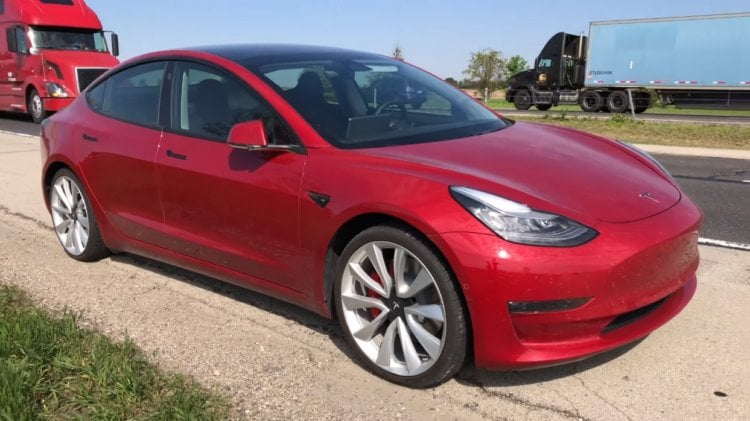 Замена колеса на Tesla Model 3 будет стоить вам…. Фото.