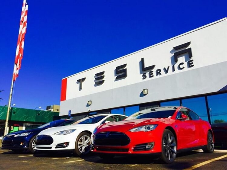 Замена колеса на Tesla Model 3 будет стоить вам….. Сервисных центров Tesla не хватает.. Фото.