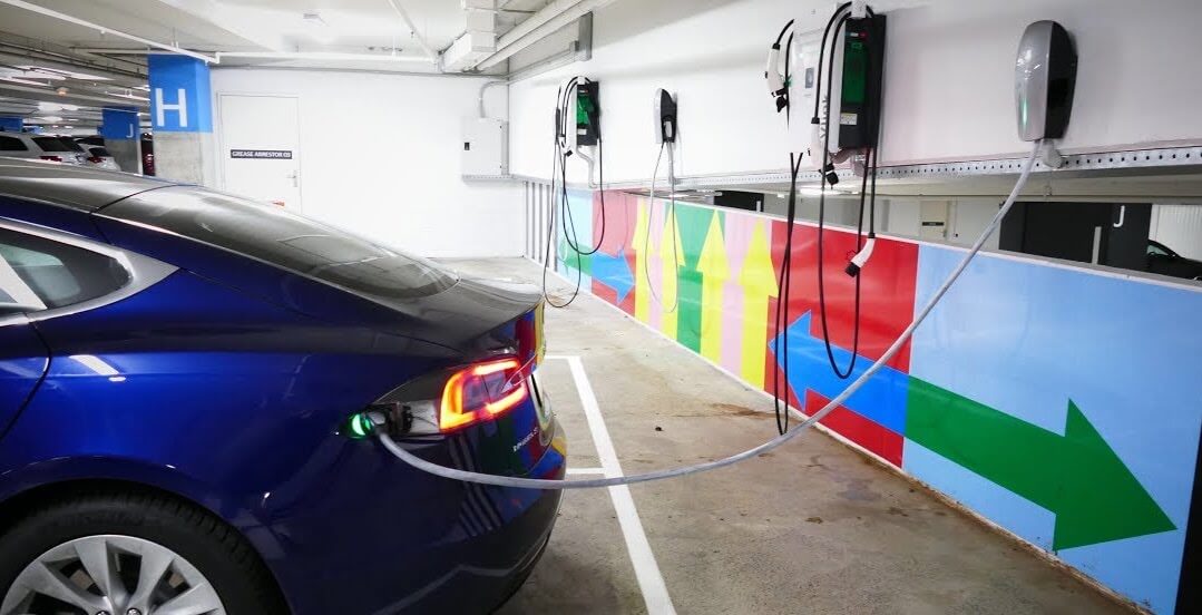 Зарядка Tesla на стоянке торгового центра. Фото.