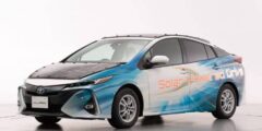 Автомобиль Toyota покрыт солнечными панелями и заряжается на ходу. Фото.