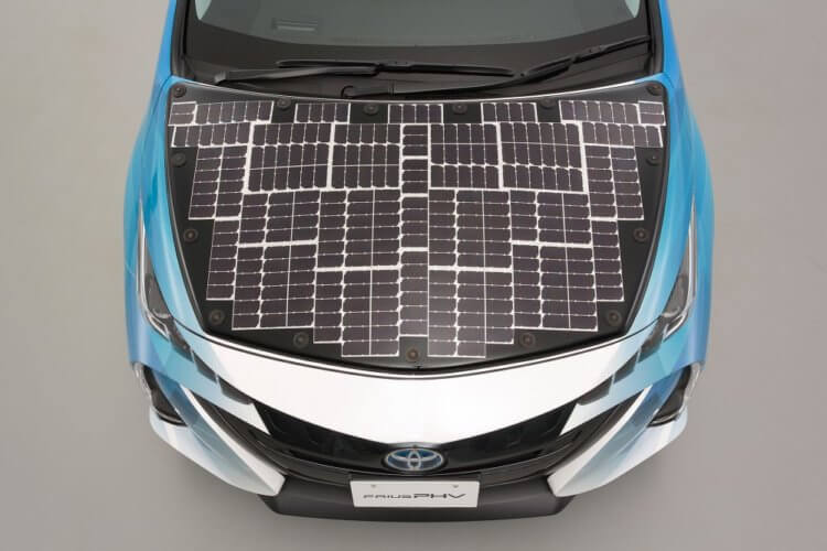 Автомобиль Toyota покрыт солнечными панелями и заряжается на ходу. Автомобиль Toyota с солнечными батареями. Фото.
