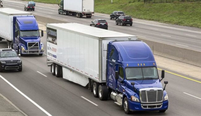 Как один человек может управлять двумя грузовиками одновременно? Фото.