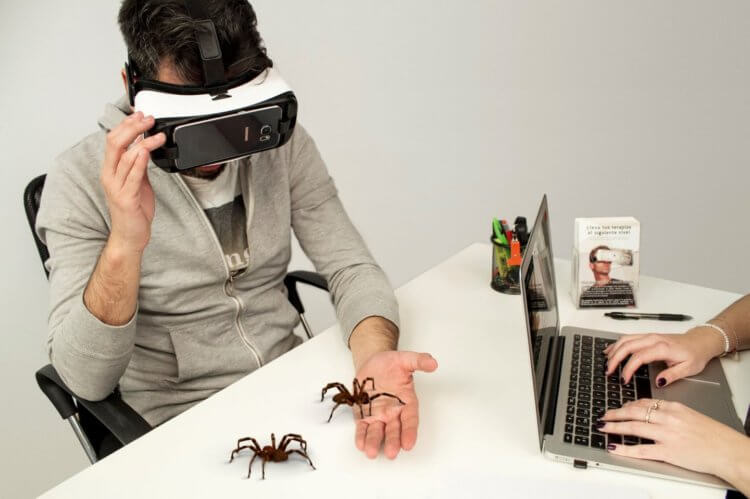 Пока вы боитесь виртуальной реальности, она лечит от страха высоты, змей и пауков. Как виртуальная реальность помогает в лечении фобий? Фото.