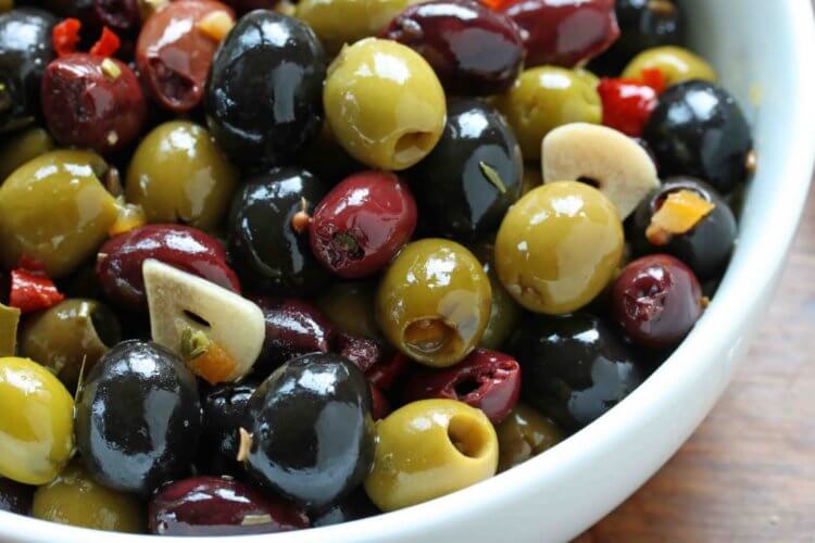 В чем разница между оливками и маслинами? И какая от них польза. Фото.