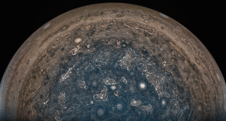 Миллиарды лет назад Юпитер поглотил планету в 10 раз больше Земли. Так выглядит газовый гигант в объективе зонда NASA Juno. Фото.