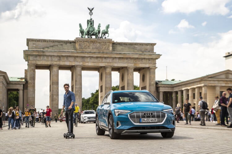 Audi представила гибрид электрического самоката и скейтборда. Чем он интересен? Фото.