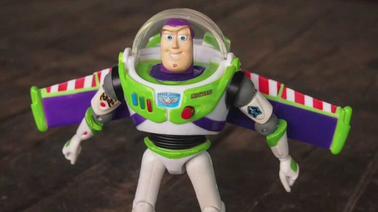 Игрушки в космосе. Базз Лайтер — игрушка, которая провела в космосе большего всего времени. Фото.