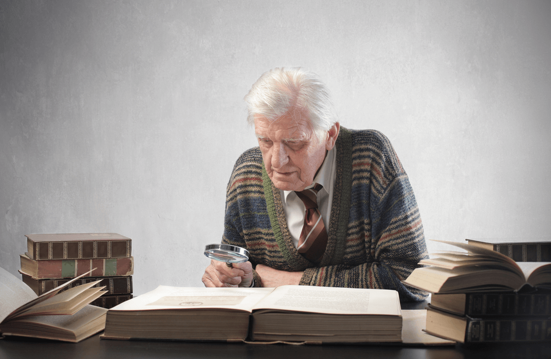 Читать пенсионер. Дедушка с книжкой. Пожилой человек с книгой. Пенсионеры с книгами. Старик в библиотеке.