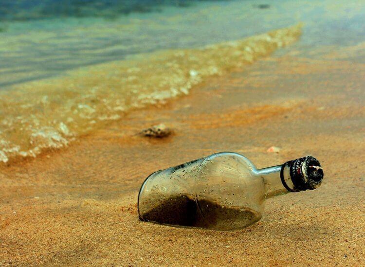 Сколько может плыть сообщение в бутылке, если ее кинуть в океан? Для чего послания в бутылках используют сейчас? Фото.