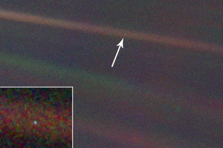 За нами наблюдают? Снимок «бледная голубая точка» сделан космическим аппаратом «Вояджер-1». Фото.