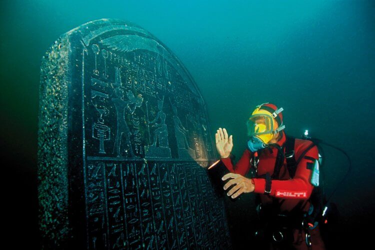 В Египте нашли затонувший храм и корабль с сокровищами. Фото.