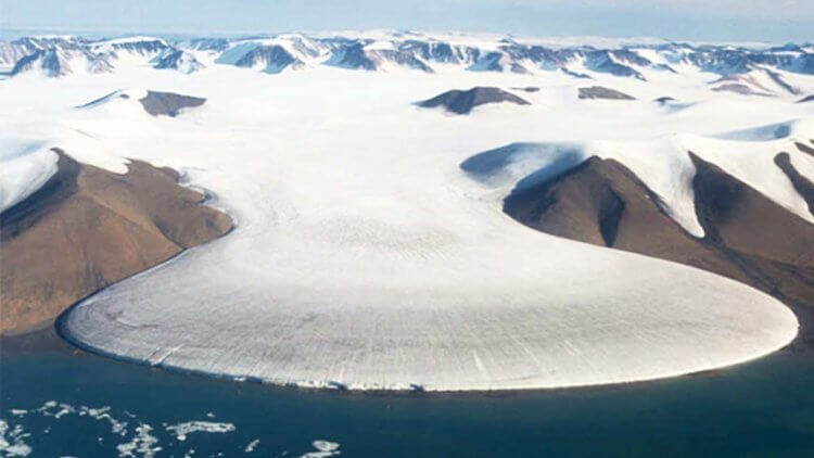 Кто живет в Гренландии? Типичный для Гренландии пейзаж. Фото.