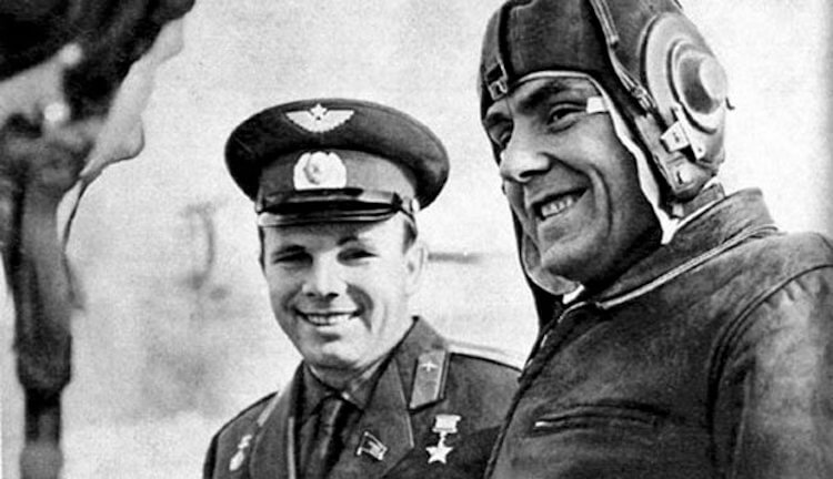 Почему человек в космосе лишний? Герой Советского Союза полковник Комаров. Фото.