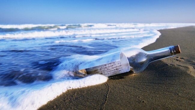 Сколько может плыть сообщение в бутылке, если ее кинуть в океан? Фото.