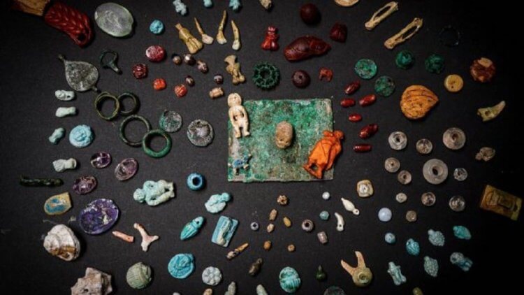 В Помпеях найден ящик с колдовскими предметами. Кому они принадлежали? Ритуальные предметы в Помпеях. Фото.