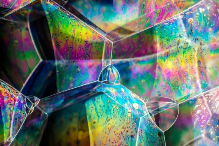 Структура мыльных пузырей. Эта красочная мозаика — не более чем группа мыльных пузырей. Автор Ким Кокс. Фото.