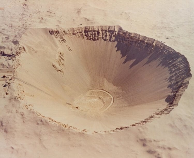 Как выглядит самая большая воронка от ядерного взрыва. Опасен ли кратер Седан сегодня? Фото.