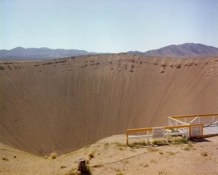 Как выглядит самая большая воронка от ядерного взрыва. Опасен ли кратер Седан сегодня? Фото.