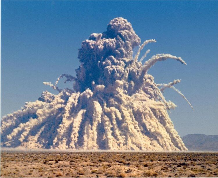 Как выглядит самая большая воронка от ядерного взрыва. Как создавался самый большой ядерный кратер в США. Фото.