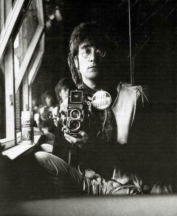 Что большое количество селфи говорит о вас? Джон Леннон, 1967 год. Фото.