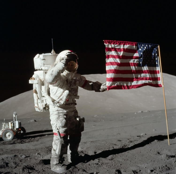 Какую зарплату получают космонавты России и США? Какая зарплата у астронавтов США? Фото.