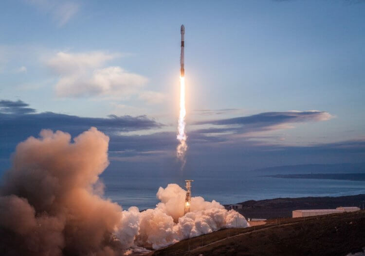SpaceX будет регулярно запускать небольшие спутники по заниженной цене. Фото.