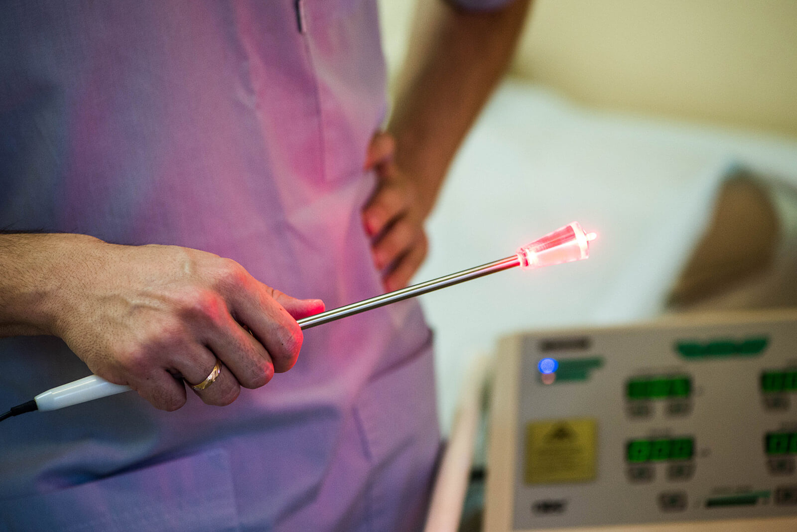 Как иридий и свет помогут победить рак. Примерно так выглядит прибор для фотодинамичской терапии. Есть различные модификации, но суть всегда одна: свет + вещество, которое активируется лишь в его присутствии. Фото.