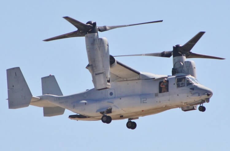 Типы самолетов с вертикальным взлетом. Тот самый конвертоплан Bell V-22 Osprey. В полете он разворачивал двигатели вперед и летел как турбо-винтовой самолет. Фото.