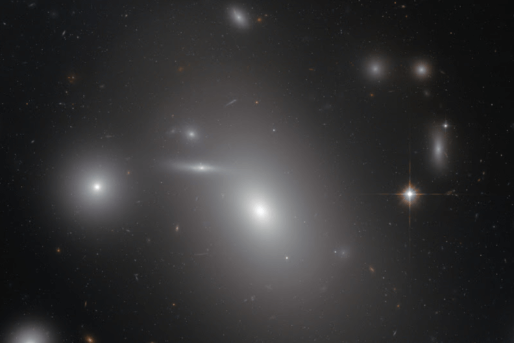 Сверхмассивные черные дыры. В центре изображения эллиптическая галактика NGC 4889 в созвездии Волосы Вероники. Фото.
