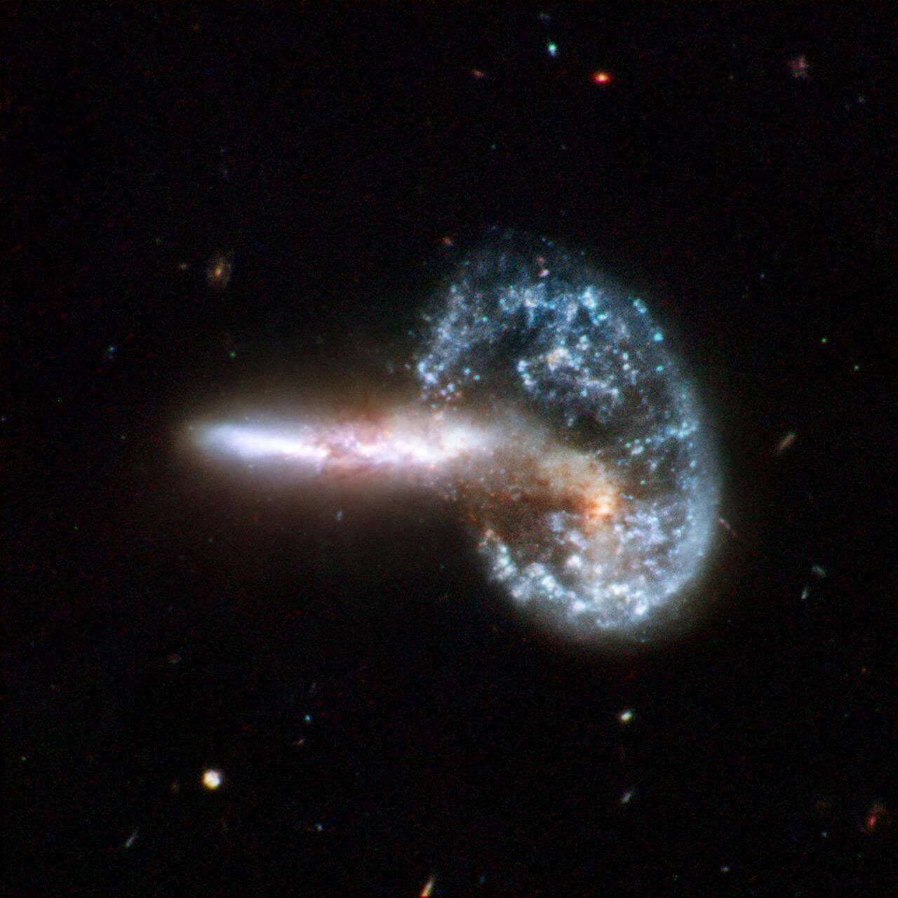Как и почему сталкиваются галактики? На фото последствия столкновения двух галактик. Фото.