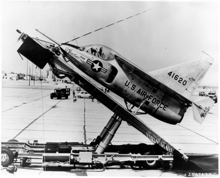История создания СВВП. Прототип самолета Ryan X-13 Vertijet. Платформа понималась, после чего самолет не без труда взлетал. Фото.