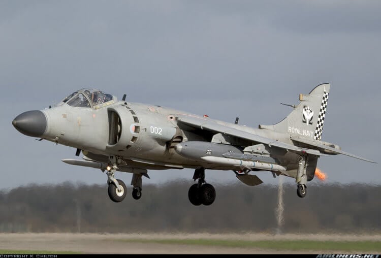 Самолеты с вертикальным взлетом. Как они работают и зачем нужны. See Harrier демонстрирует, как он может висеть на одном месте. Фото.