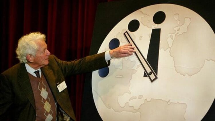 Сколько времени показывают часы судного дня. Визуальный пример того, как ученые переводят часы судного дня. Фото.