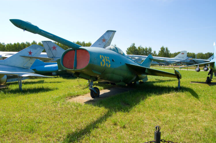 Российские и советские самолеты с вертикальным взлетом. Носовая штанга Як-36 была отнюдь не праздным украшением. В ней было сопло стабилизационного двигателя. Фото.