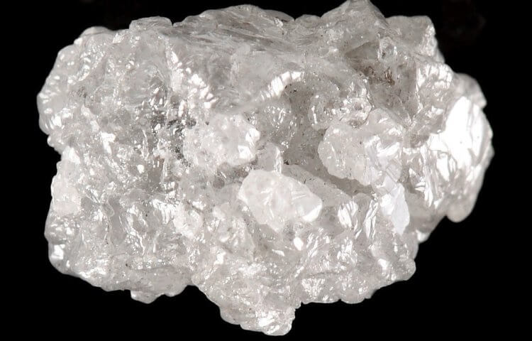 Внутри алмаза нашли новый минерал. Так выглядит необработанный алмаз. Фото.