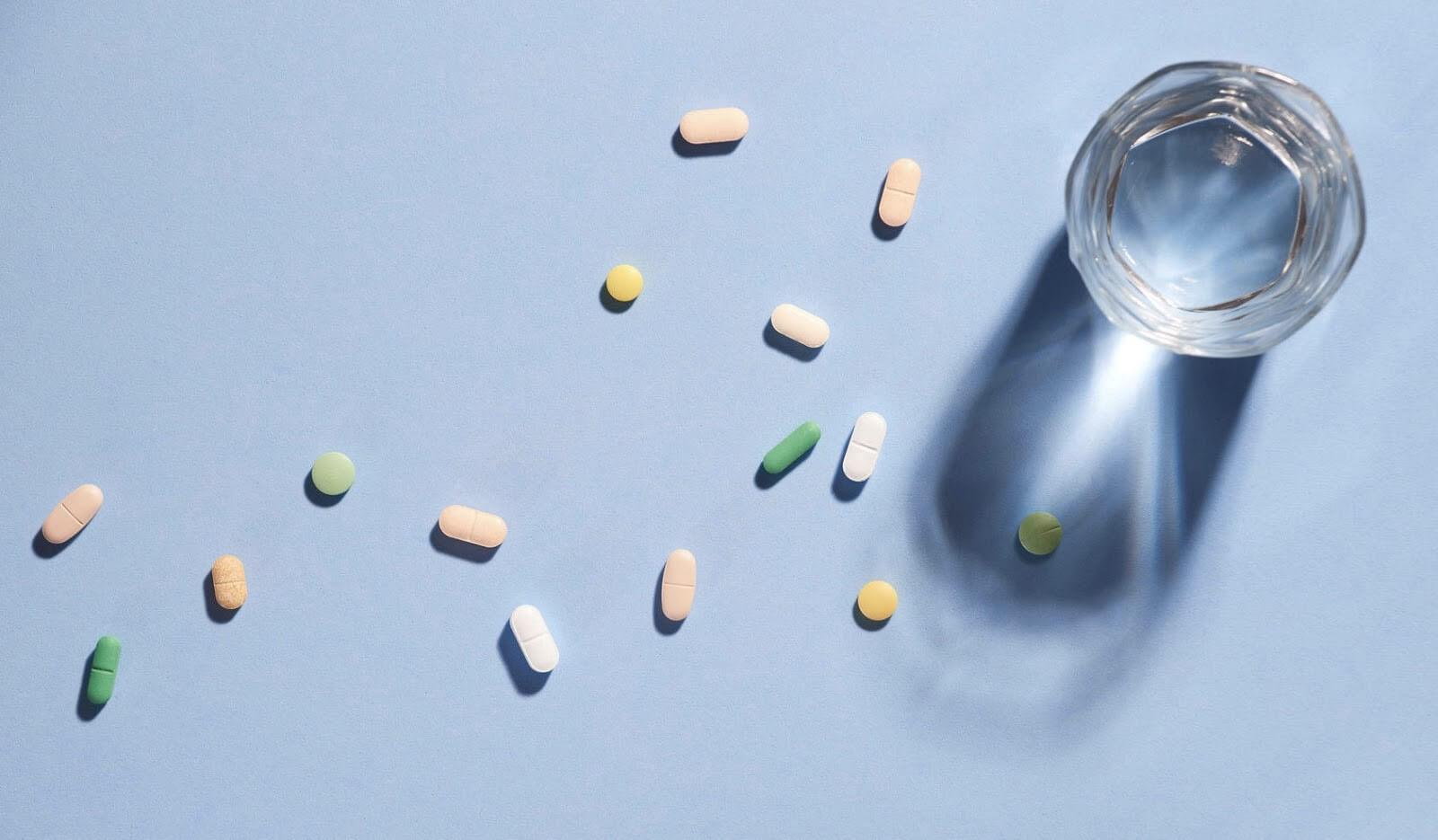 Снижение тревожности. Справиться с депрессией можно принимая лекарства и посещая сеансы психотерапии, отмечают ученые. Фото.