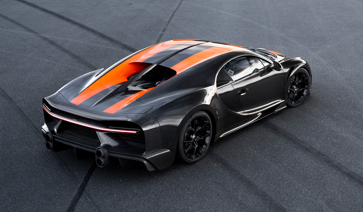 Самая быстрая машина в мире. Выхлопные трубы специально выступают, чтобы улучшить аэродинамику. Фото.