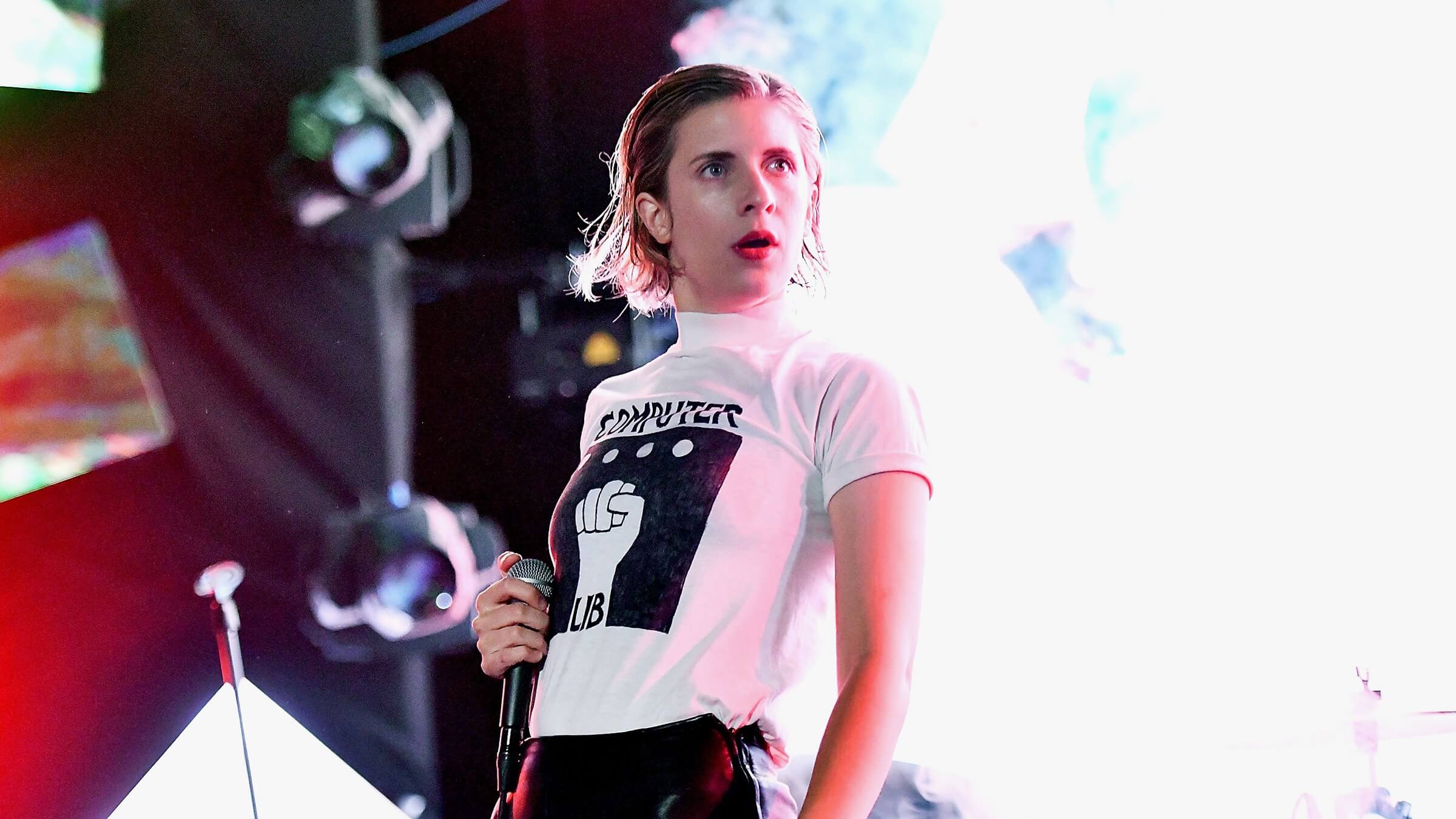 Зачем ИИ писать песни? Вокалистка группы YACHT Клэр Эванс. именно ей пришло в голову записать альбом с участием ИИ. Фото.