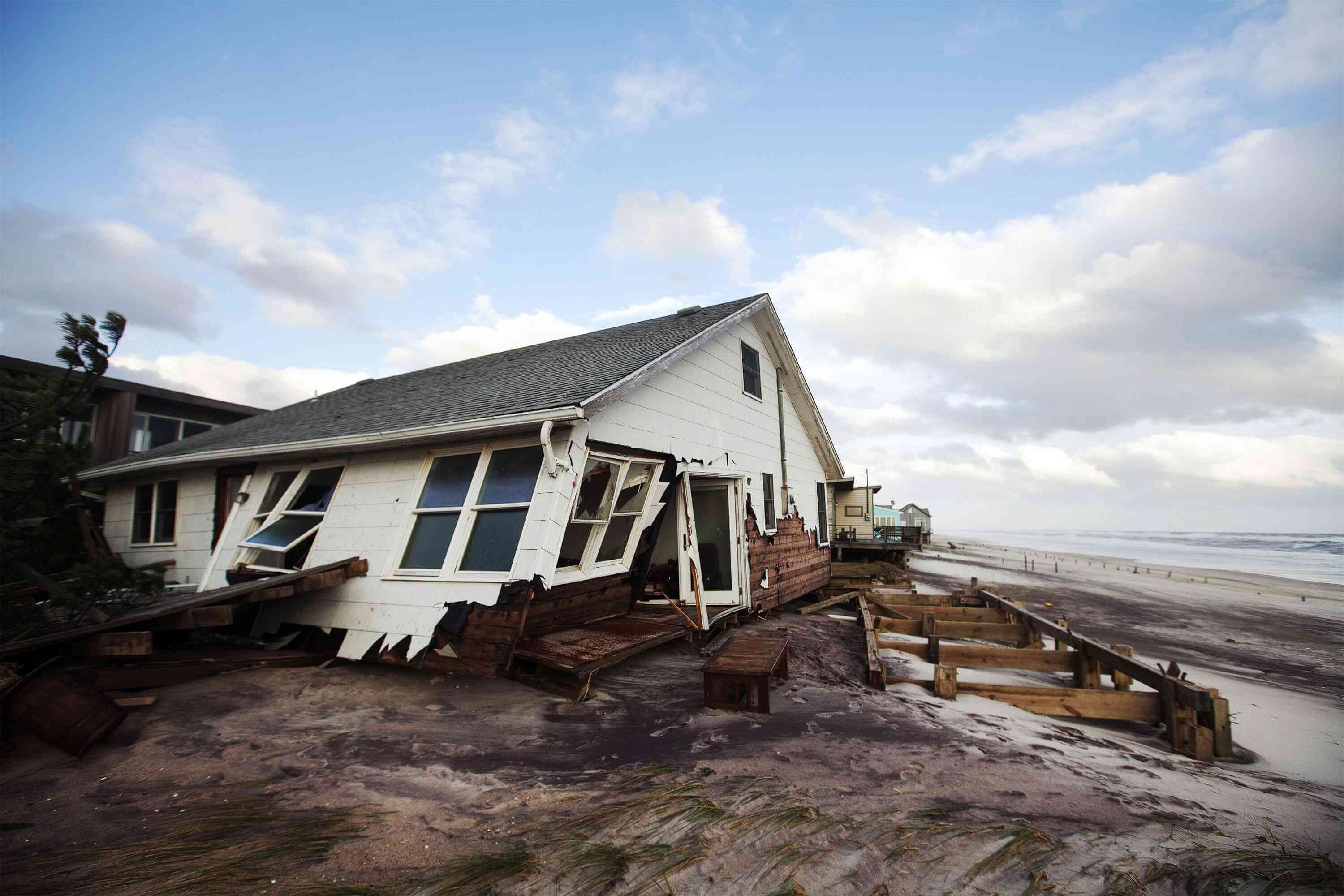 Почему дома в Америке так легко разрушить? Разрушенные дома в Америке — вполне нормальное зрелище после ураганных ветров. Фото.