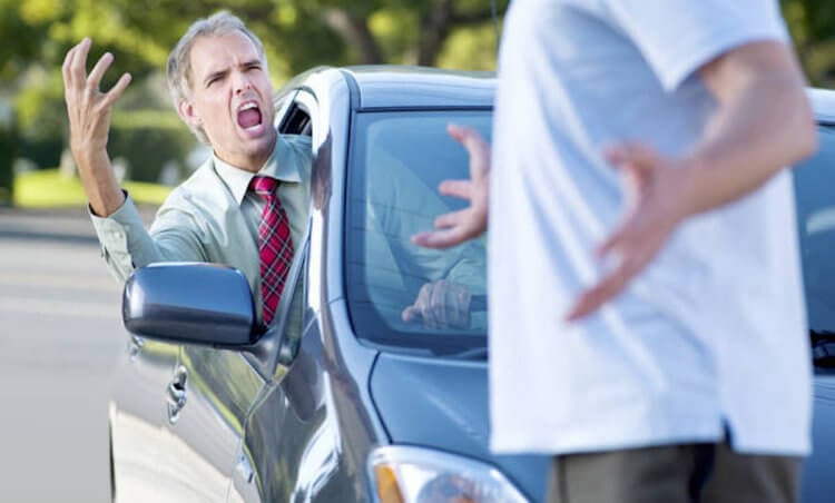 Ученые назвали песни, которые опасно слушать за рулем. Какие песни делают водителей более агрессивными? У ученых есть ответ! Фото.