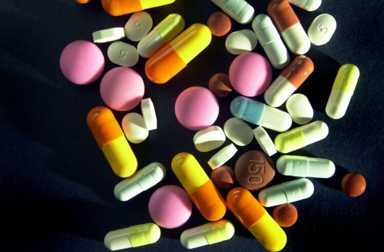 Что делать с просроченными лекарствами? Просроченные таблетки вредят экологии. Фото.