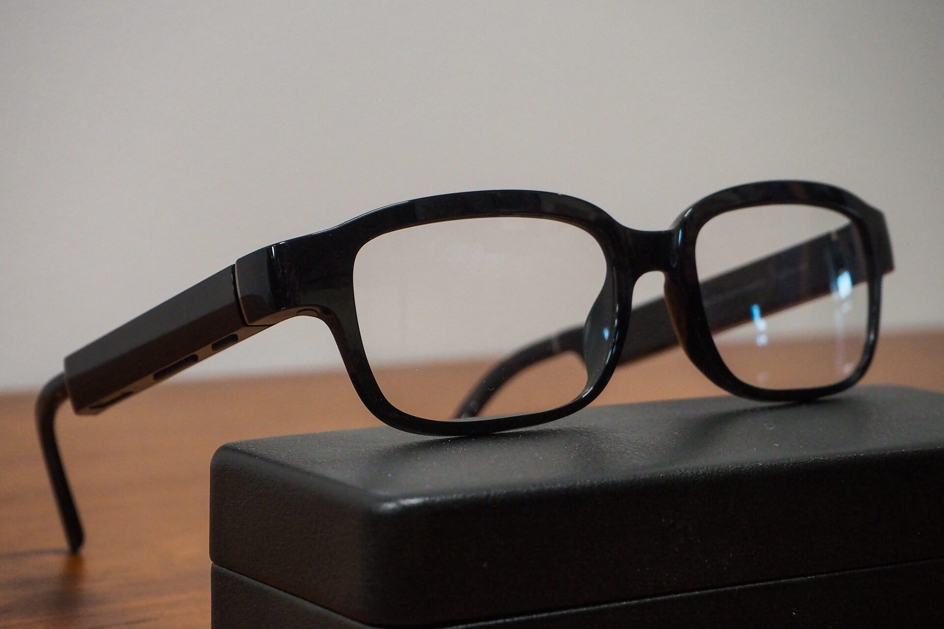 Очки Echo Frames и «умное» кольцо. Очки Echo Frames выглядят очень стильно, но несут ли они какую-нибудь пользу? Фото.