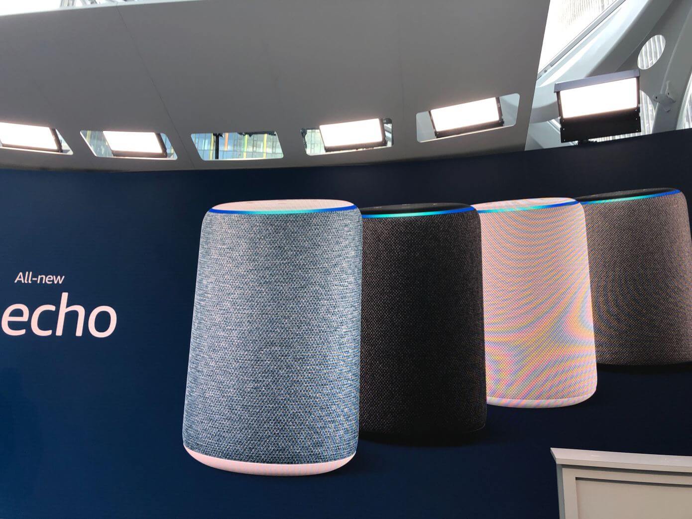 Обновленная колонка Amazon Echo с новыми чехлами. Новые цветовые варианты колонки Amazon Echo. Фото.