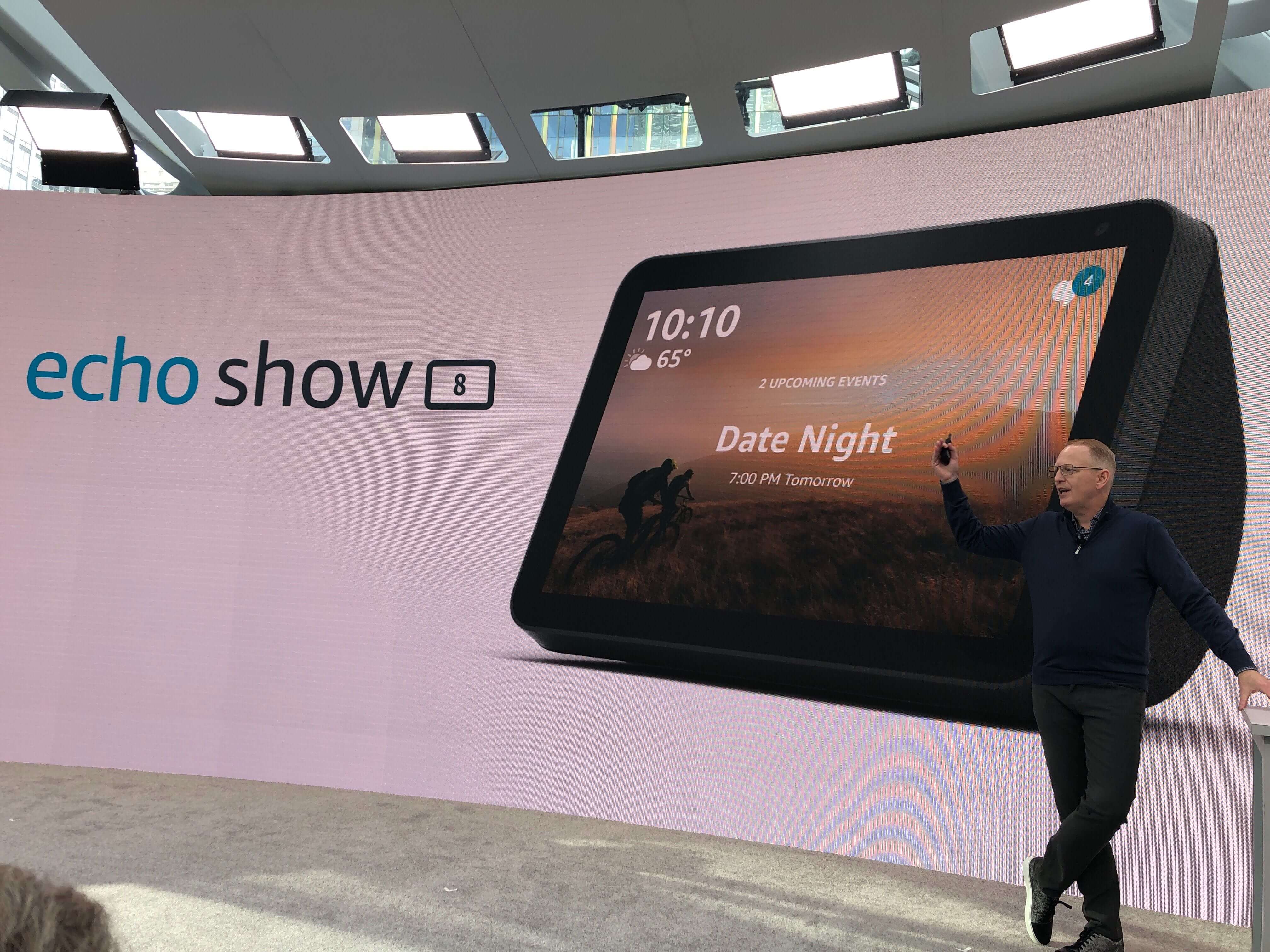 Echo Show 8 — колонки для видеозвонков. Было бы неплохо поставить Echo Show 8 на тумбочку в спальне, не так ли? Фото.