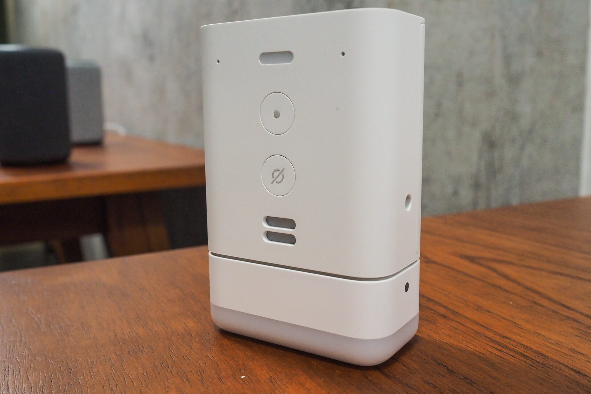 Echo Flex — колонка для ванной комнаты. Колонка Echo Flex лишена камеры, чтобы не подглядывать за людьми в ванной. Фото.