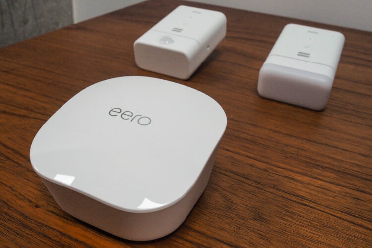 Wi-Fi роутер Amazon Aero с голосовым помощником. Вместе с роутером Amazon Eero можно купить устройства для расширения зоны Wi-Fi. Фото.