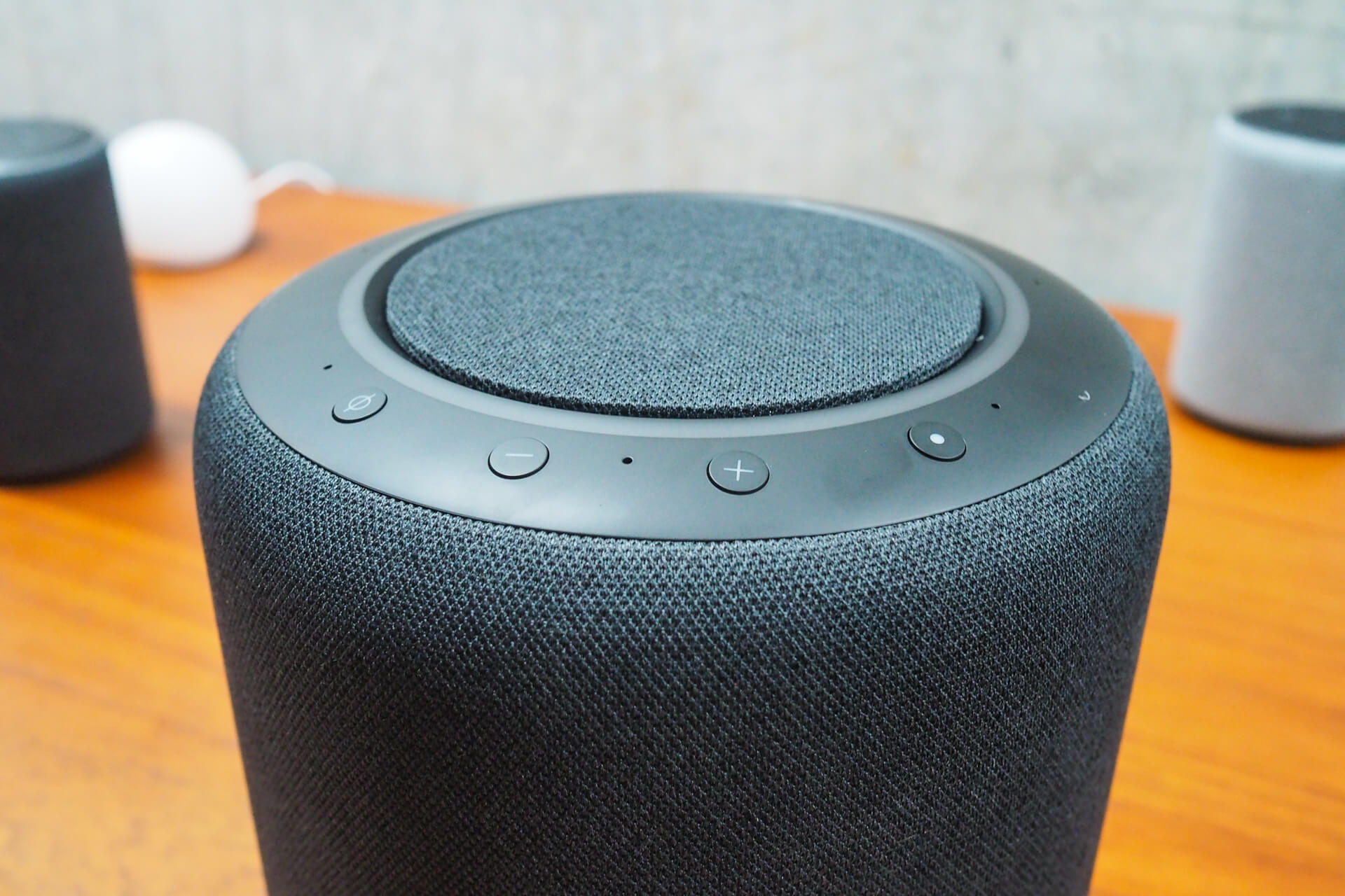 Колонка Echo Studio для любителей музыки. Колонка Echo Studio внешне очень похожа на Apple HomePod. Фото.