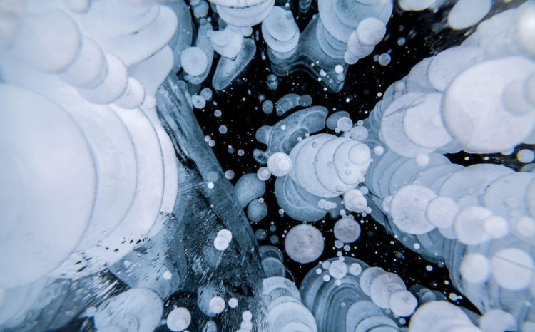 Зачем бурить древний лед? Это фото не из Антарктиды, но примерно так могут выглядеть замерзшие во льдах пузырьки. Фото.