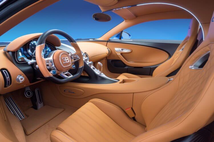 Самая быстрая машина в мире. Серийный Bugatti Chiron внутри. Из прототипа убрали пассажирское сидение. Фото.